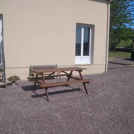 L Etablissement Gold Beach Propose 1 Hebergement , Maison 80M2 Avec Terrain 500M2, Parking Prive A 4 Min Du Port Artificiel D Arromanches, Services Accueil Personnalise, Lits Faits, Serviettes, Menage, Netflix, Wifi Ryes エクステリア 写真