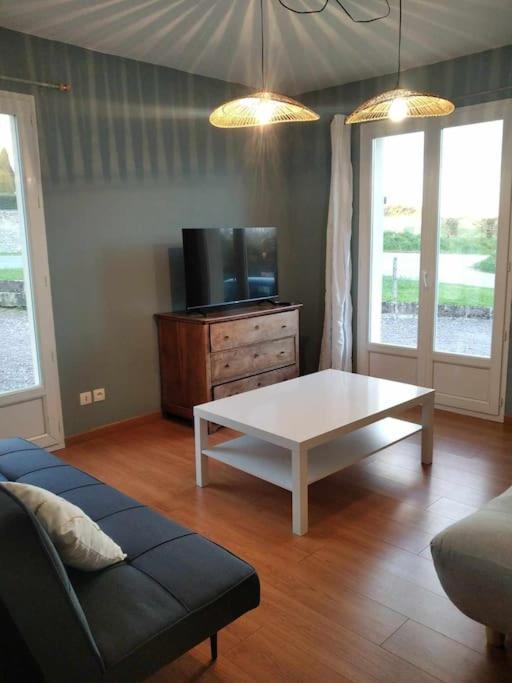 L Etablissement Gold Beach Propose 1 Hebergement , Maison 80M2 Avec Terrain 500M2, Parking Prive A 4 Min Du Port Artificiel D Arromanches, Services Accueil Personnalise, Lits Faits, Serviettes, Menage, Netflix, Wifi Ryes エクステリア 写真