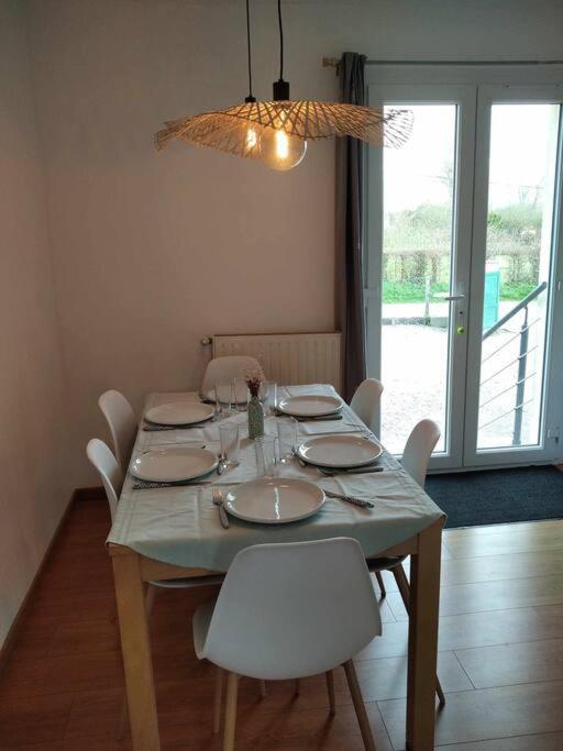 L Etablissement Gold Beach Propose 1 Hebergement , Maison 80M2 Avec Terrain 500M2, Parking Prive A 4 Min Du Port Artificiel D Arromanches, Services Accueil Personnalise, Lits Faits, Serviettes, Menage, Netflix, Wifi Ryes エクステリア 写真