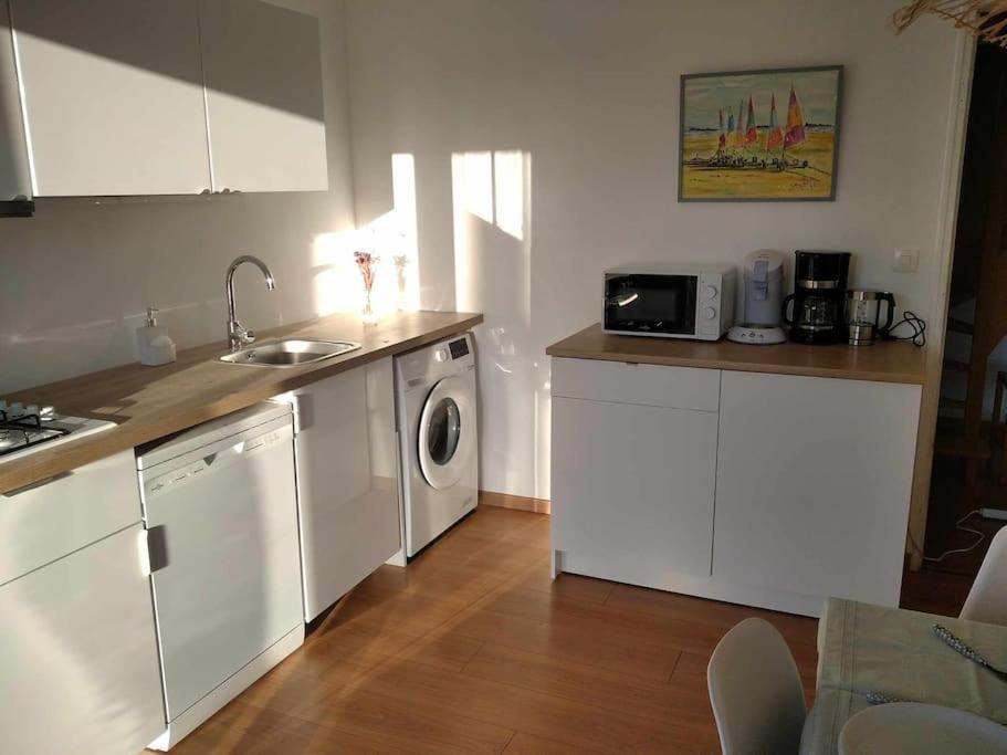 L Etablissement Gold Beach Propose 1 Hebergement , Maison 80M2 Avec Terrain 500M2, Parking Prive A 4 Min Du Port Artificiel D Arromanches, Services Accueil Personnalise, Lits Faits, Serviettes, Menage, Netflix, Wifi Ryes エクステリア 写真