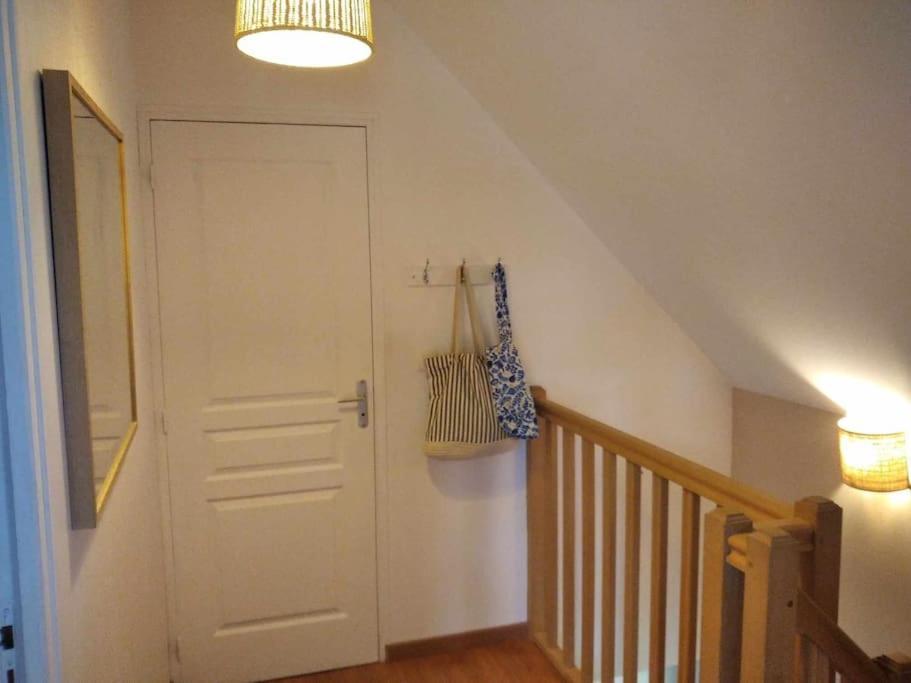 L Etablissement Gold Beach Propose 1 Hebergement , Maison 80M2 Avec Terrain 500M2, Parking Prive A 4 Min Du Port Artificiel D Arromanches, Services Accueil Personnalise, Lits Faits, Serviettes, Menage, Netflix, Wifi Ryes エクステリア 写真